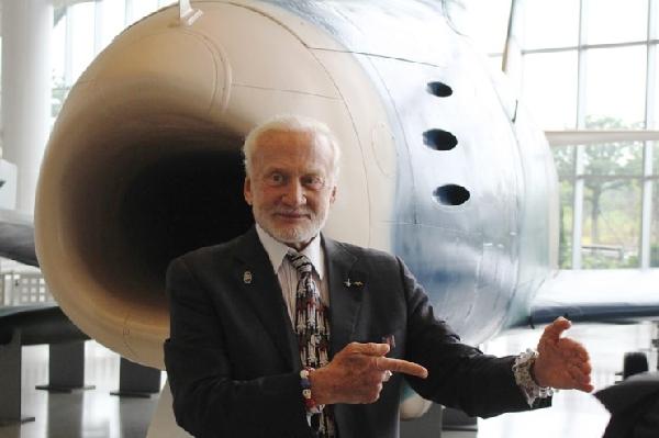 현존 최고령 달 착륙 우주인 버즈 올드린, 제주항공우주박물관 방문 섬네일 이미지