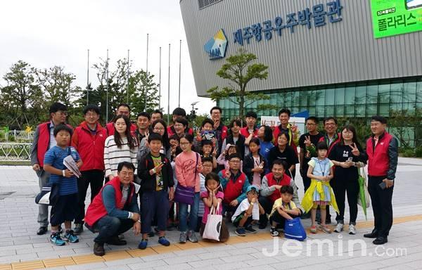 어린이들의 든든한 키다리아저씨 눈길 섬네일 이미지